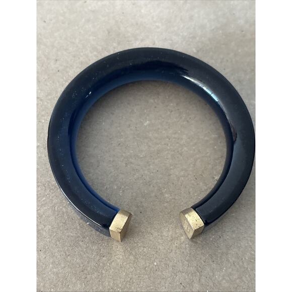 Kate Spade Saturday Bracelet Bangle Dark Blue Lucite Acrylic Cuff Gold Tone Tips - Picture 3 of 8